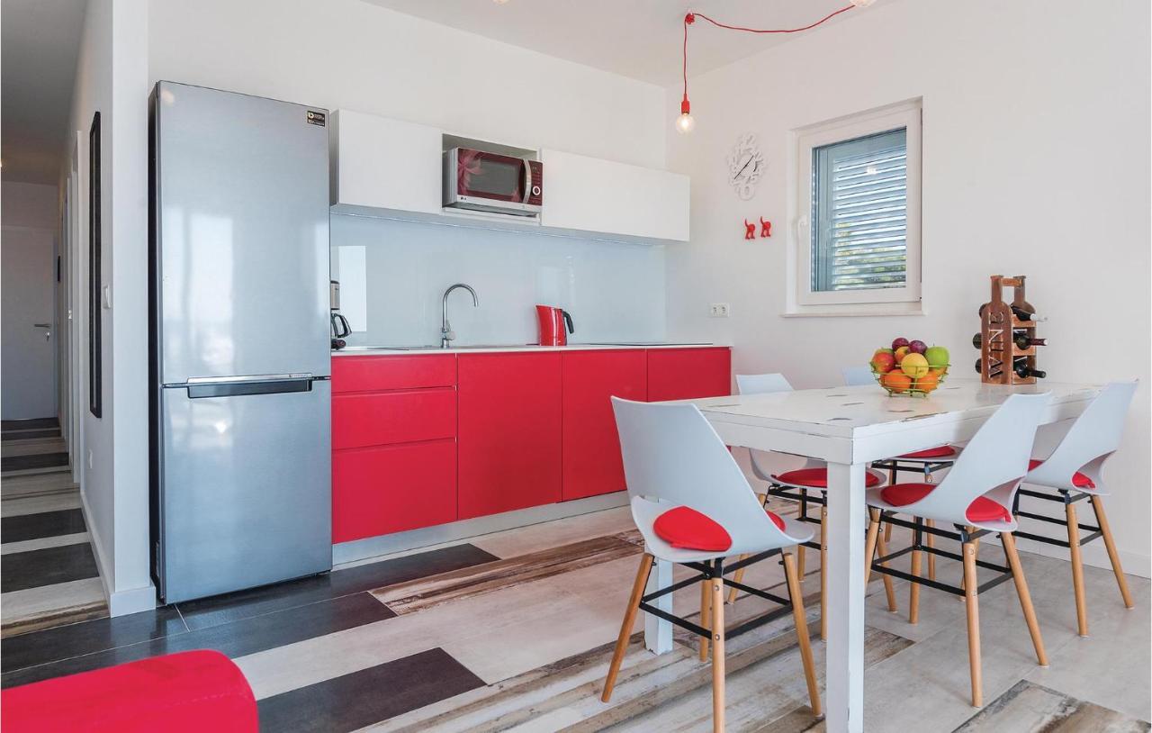 Cozy Apartment In Brodarica With Wifi Bagian luar foto
