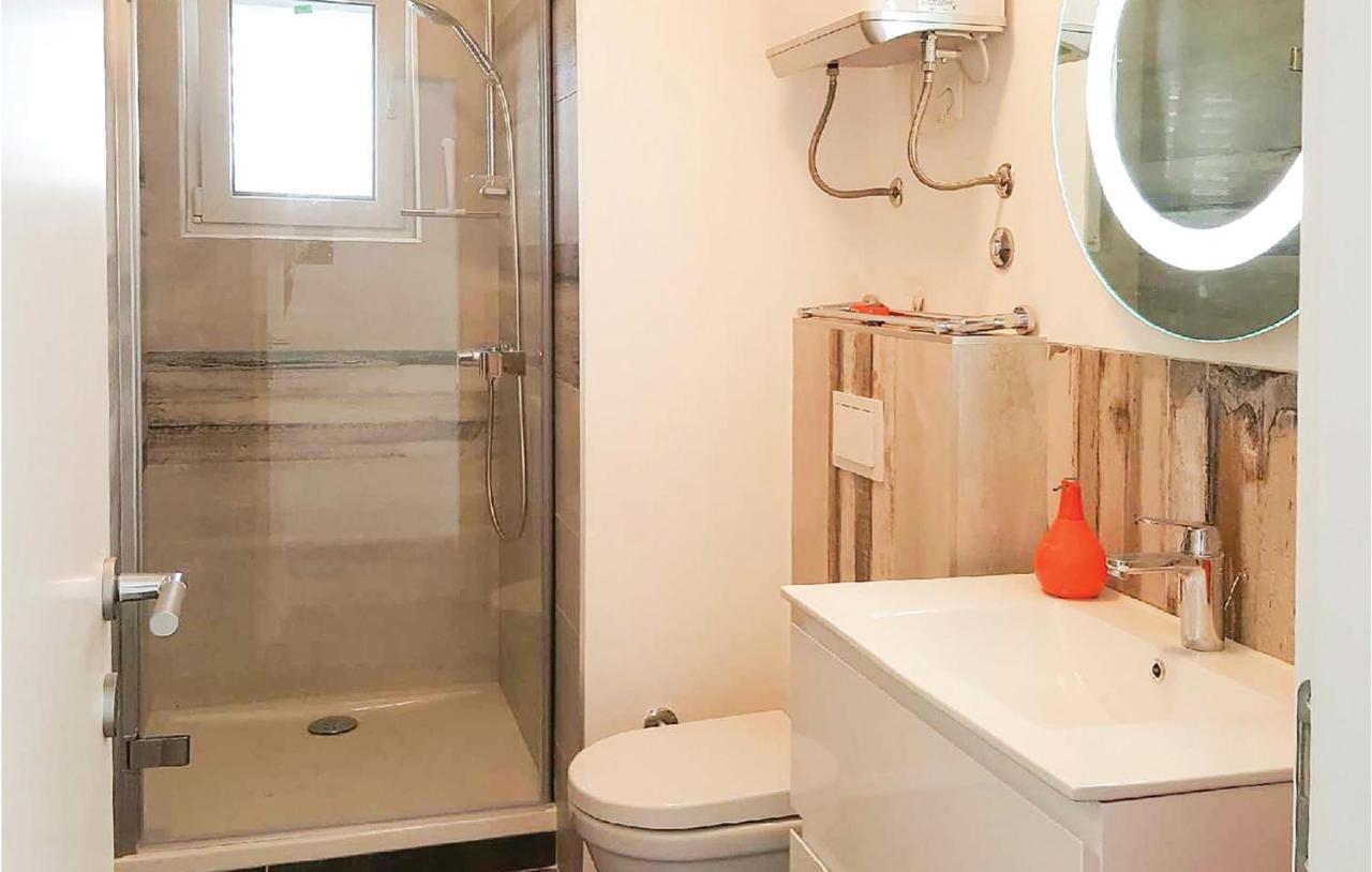 Cozy Apartment In Brodarica With Wifi Bagian luar foto
