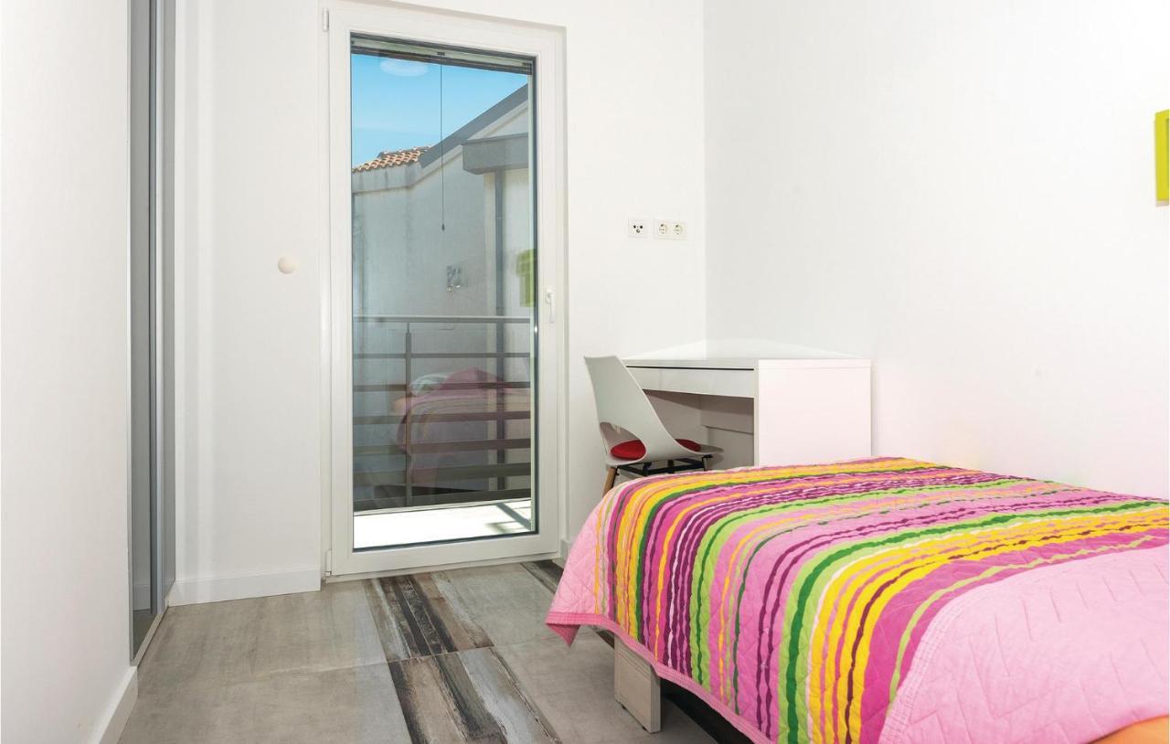 Cozy Apartment In Brodarica With Wifi Bagian luar foto