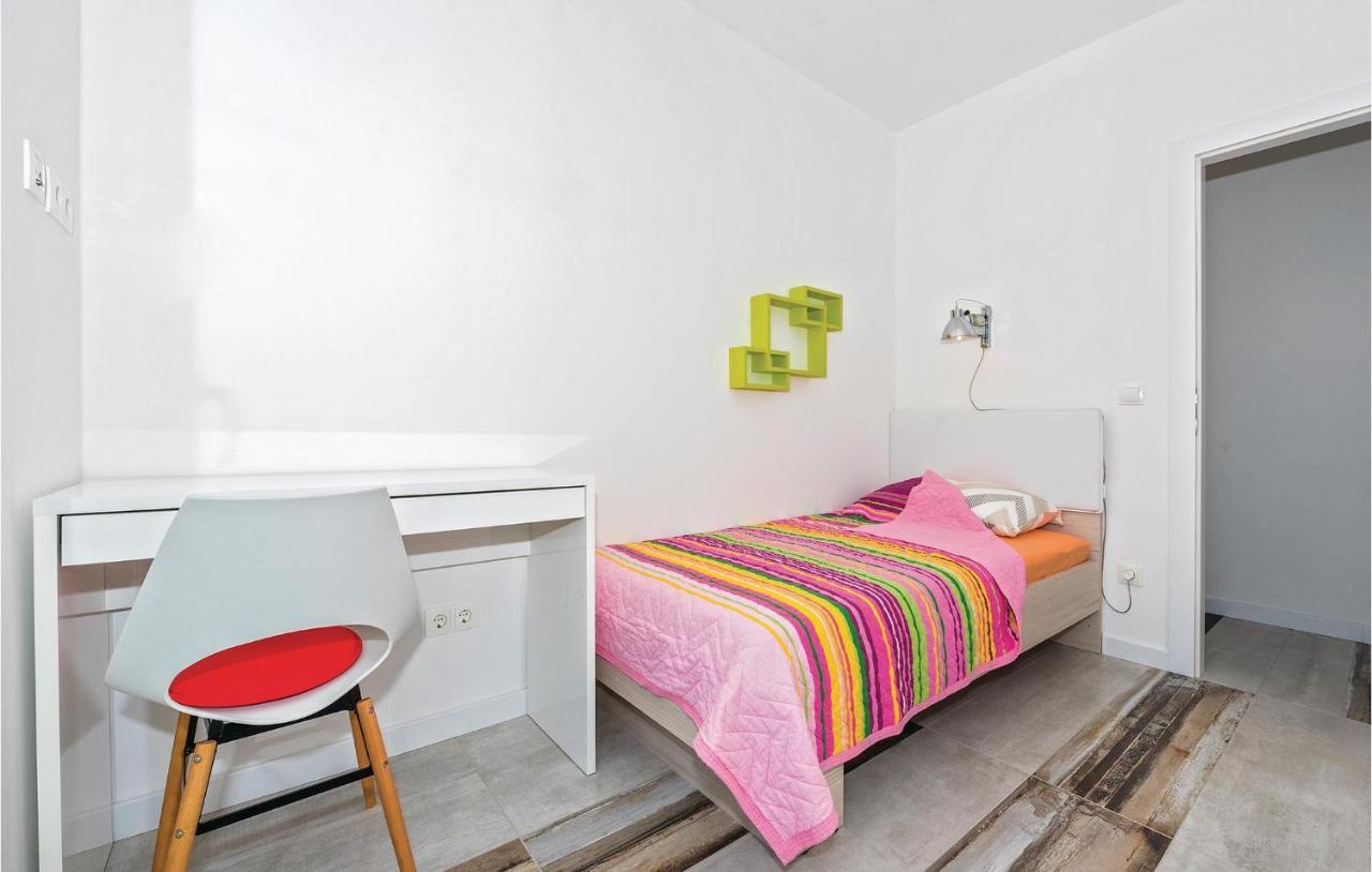 Cozy Apartment In Brodarica With Wifi Bagian luar foto