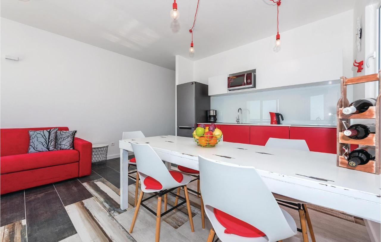 Cozy Apartment In Brodarica With Wifi Bagian luar foto