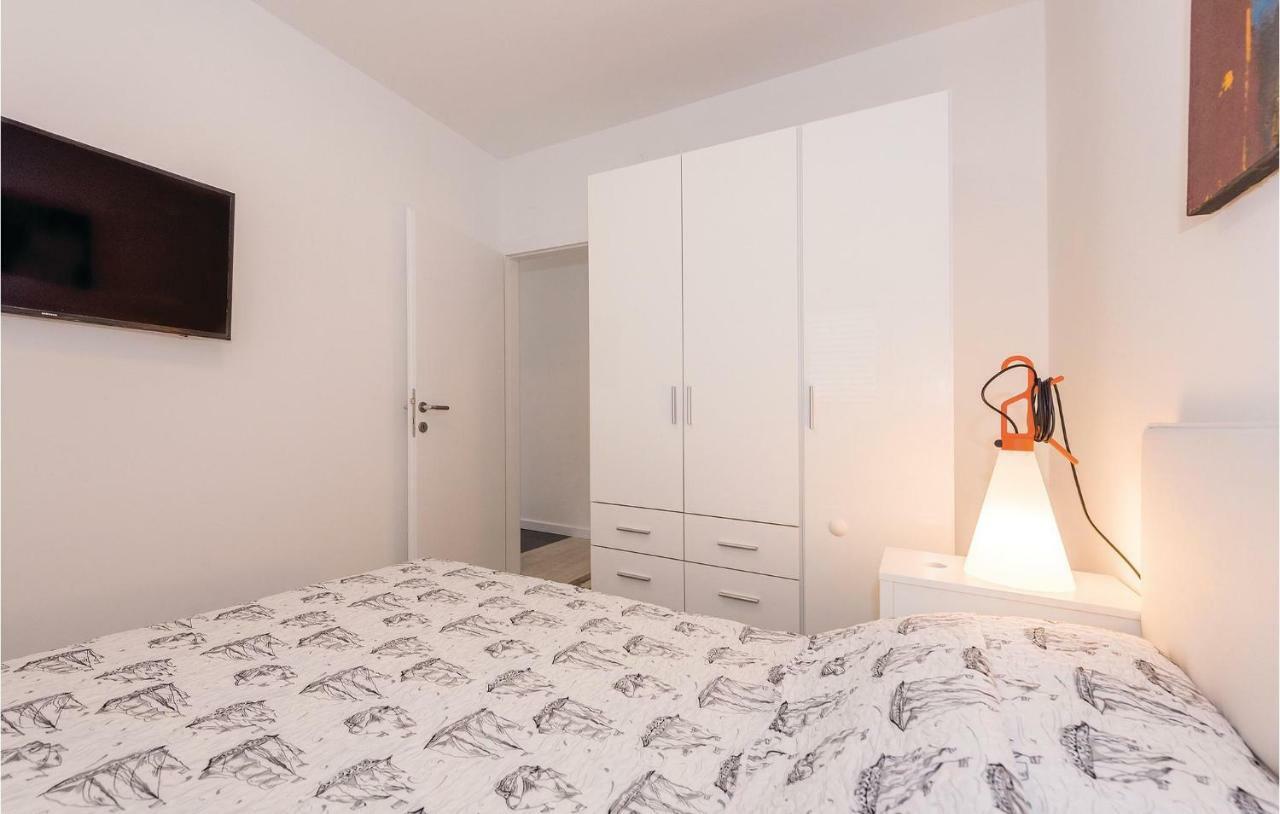 Cozy Apartment In Brodarica With Wifi Bagian luar foto